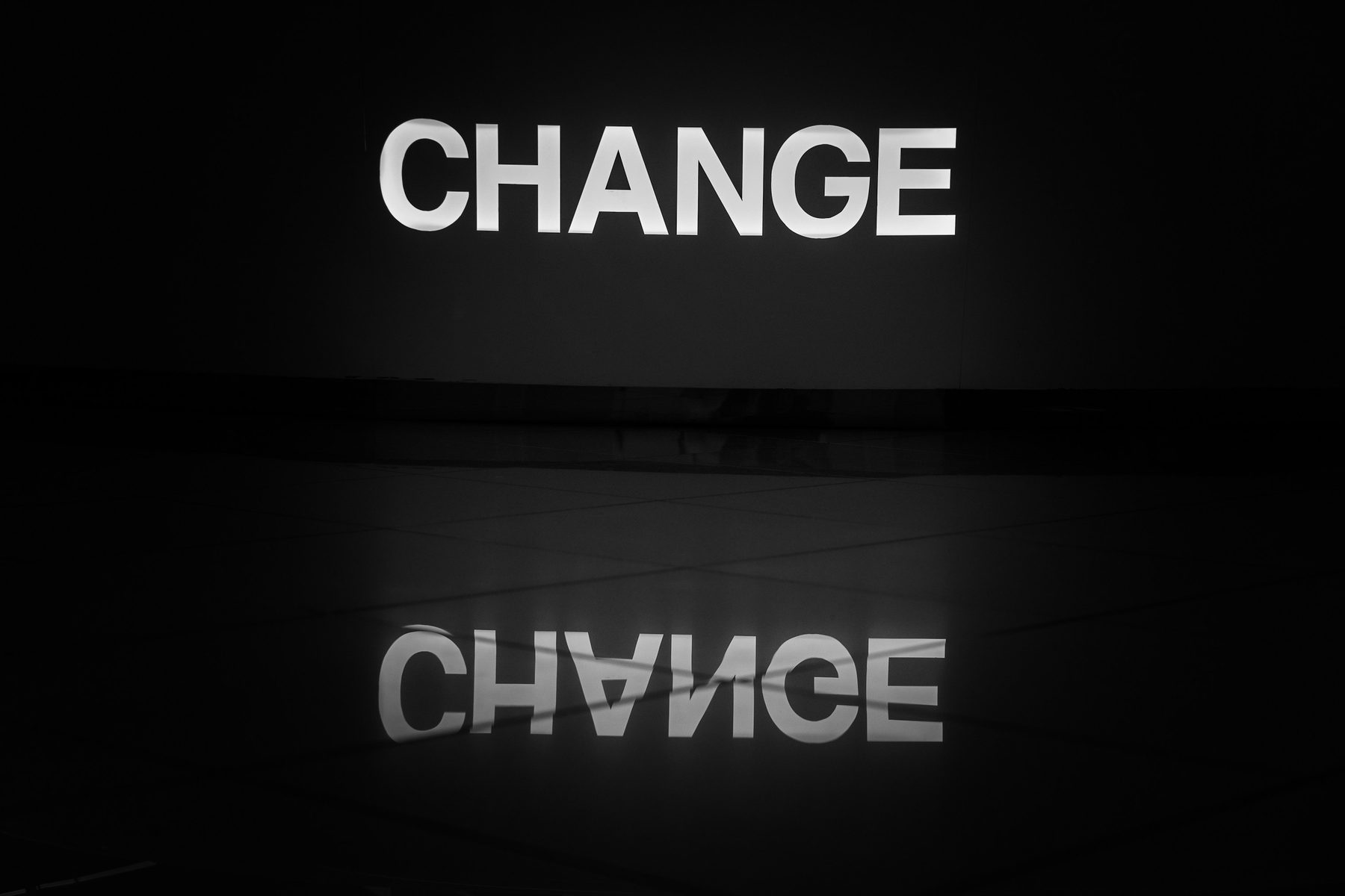 Η λέξη CHANGE σε σκοτεινό φόντο